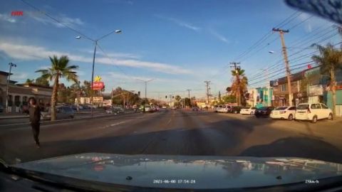 Video: Indigente arroja piedras contra automóvil, le reventó el parabrisas