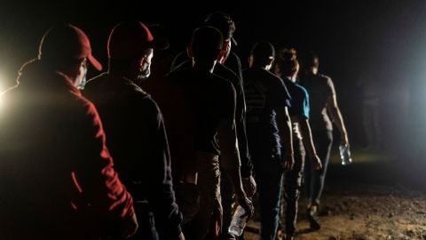 Policía halla a más de 200 migrantes hacinados en Ciudad Juárez