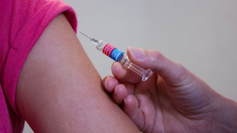 Cofepris recomienda aplicar vacuna de Pfizer a menores desde los 12 años