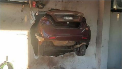 🎥 Perdió el control de su auto y terminó incrustada en una casa