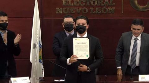 Samuel García recibe constancia como gobernador electo de Nuevo León