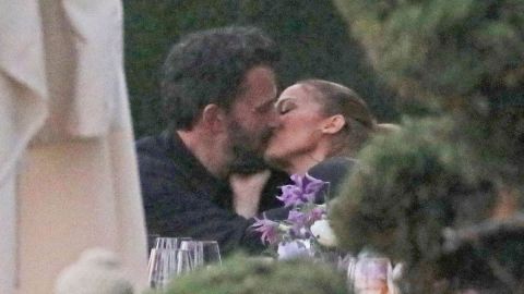 Capturan en video beso romántico entre Jennifer Lopez y Ben Affleck