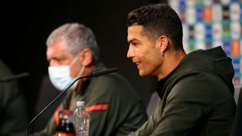 Cristiano Ronaldo quita refresco en plena conferencia