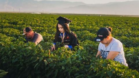 Universitaria toma fotos de graduación con sus padres migrantes en el campo