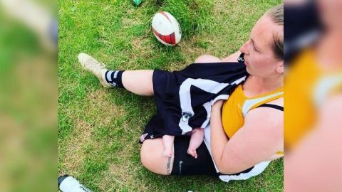 Jugadora de rugby es elogiada por amamantar a su bebé en pleno partido