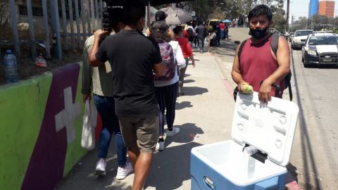 Vendedores ambulantes aprovechan filas de vacunación en Tijuana