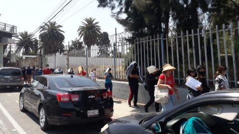 Esperan hasta 3 horas para vacunarse en Tijuana