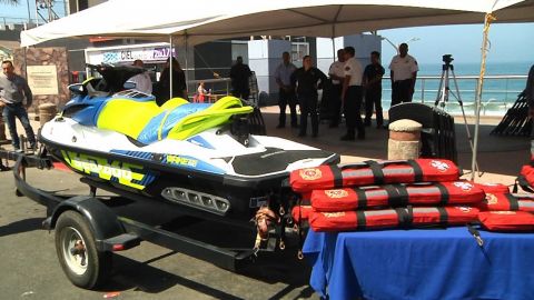 Equipan a salvavidas de Tijuana con moto acuática y trajes de buceo