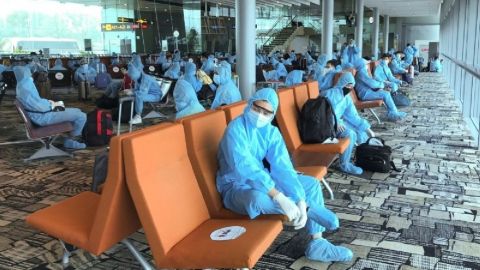 Aeropuerto de China cancela cientos de vuelos tras detectar un caso de variante