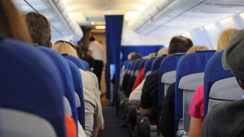 Expulsan a pasajeros de vuelo por pelea sobre el uso de reposabrazos