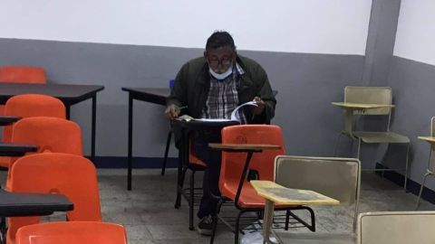 Captan a abuelito haciendo examen de admisión para cumplir su sueño