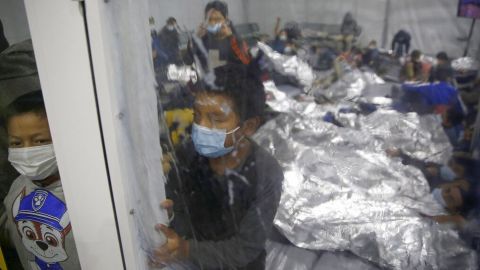 Niños migrantes, desesperados por salir de albergues en EU