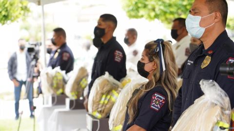 Entregan trajes estructurales para bomberos de Ensenada