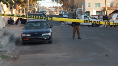Deja un vehículo con un cuerpo encajuelado en la Colonia Morelos