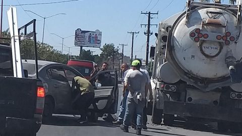 Causa choques vehiculares el incendio de la pipa en Los Álamos