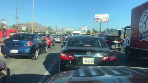 ¡De locos! Caos vial se genera en rumbo a la zona este de Tijuana.