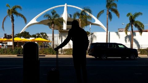 Hombre salta de un avión en la pista del aeropuerto de Los Ángeles