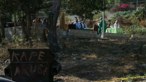 Sacerdote ofrece misa frente a restos óseos en Tijuana
