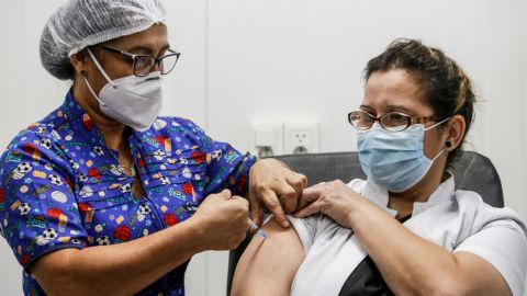 Vacunas de Pfizer y Moderna contra covid pueden dar inmunidad por años