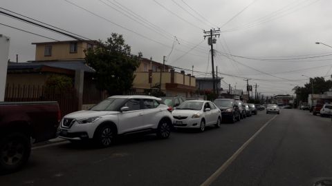 Largas filas para comprar garrafones de agua en Tijuana