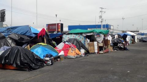Aún sin trasladar a migrantes en Tijuana a un albergue