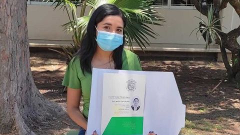 Joven presume título universitario desde la banca en la que vendía dulces