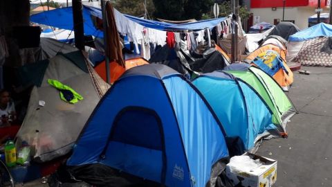 Migrantes no quieren irse del campamento en El Chaparral