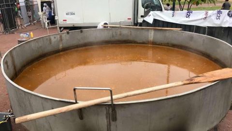 Chef muere tras caer en una olla de caldo hirviendo