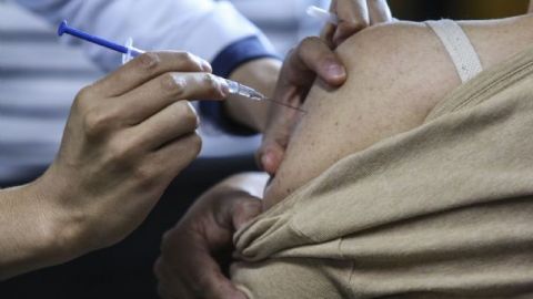 Largas filas para recibir la vacuna contra Covid19 en Mexicali