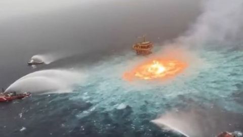 Reportan incendio en ducto marino en plataforma KMZ de Pemex en Campeche