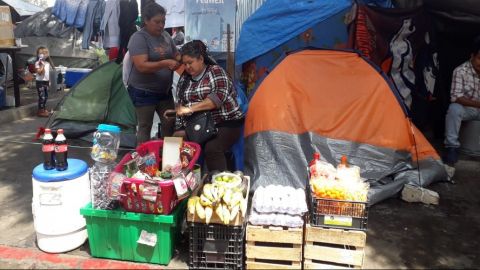 Migrante vende alimentos para sobrevivir