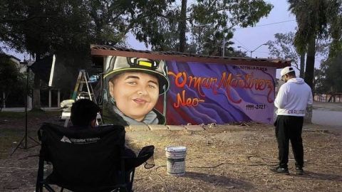 Rinden homenaje a bombero fallecido en Tijuana con mural