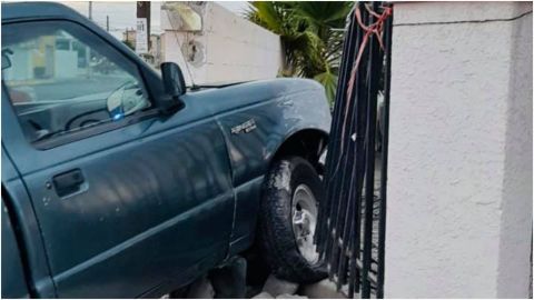 Conductor de pickup pierde el control y choca contra casa en Mexicali