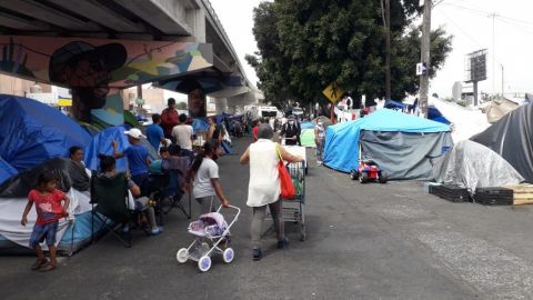 Migrantes en peligro por vehículos que circulan en el campamento
