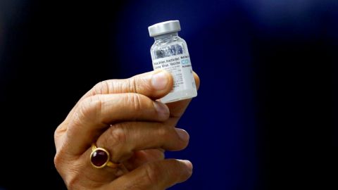 Las personas no vacunadas son 'fábricas de nuevas variantes', dicen expertos