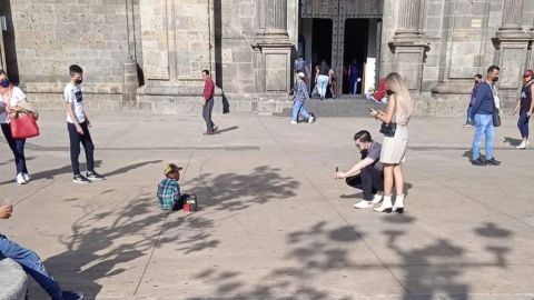 Critican a pareja por tomar foto a niño en Guadalajara; los llaman Whitexicans