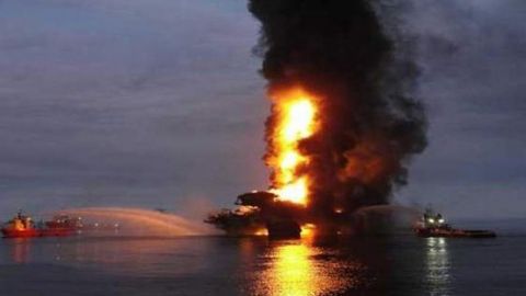 Pemex atribuye incendio en ducto marino en Campeche a fuga de gas y tormentas
