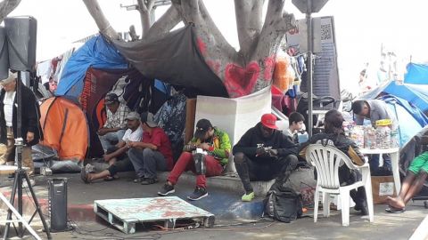 Migrantes rechazan traslado  a los albergues por cobro