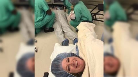 Mujer se toma selfie con su esposo desmayado en la sala de parto