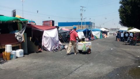 Migrantes piden a vendedores ambulantes que les regalen alimentos