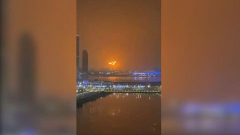 📹 VIDEO: Incendio en buque de carga provoca explosión en Dubái