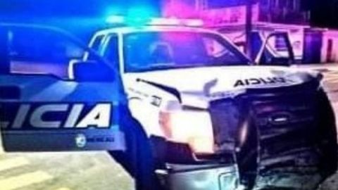 Policías chocan auto con mujer embarazada; abandonan a su víctima