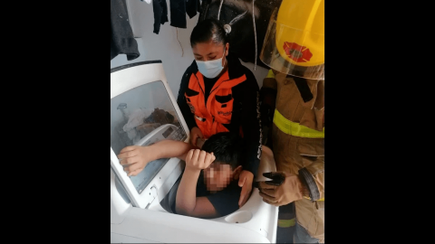 Niño queda atrapado en una lavadora en Puebla