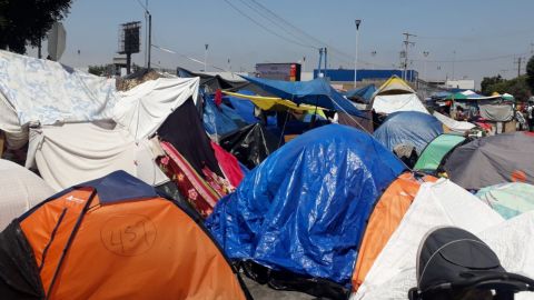 Migrantes sufren por altas temperaturas en campamento del Chaparral