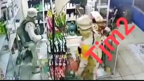 Arrestan a tres militares por video de robo en tienda de abarrotes