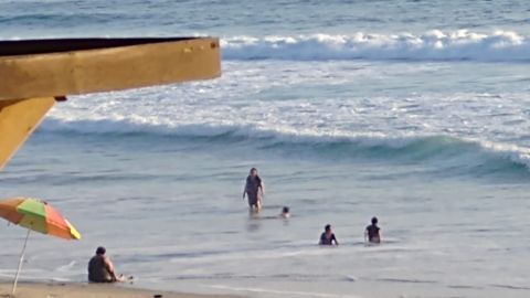 Rescatan salvavidas a dos adultos en Playas de Tijuana