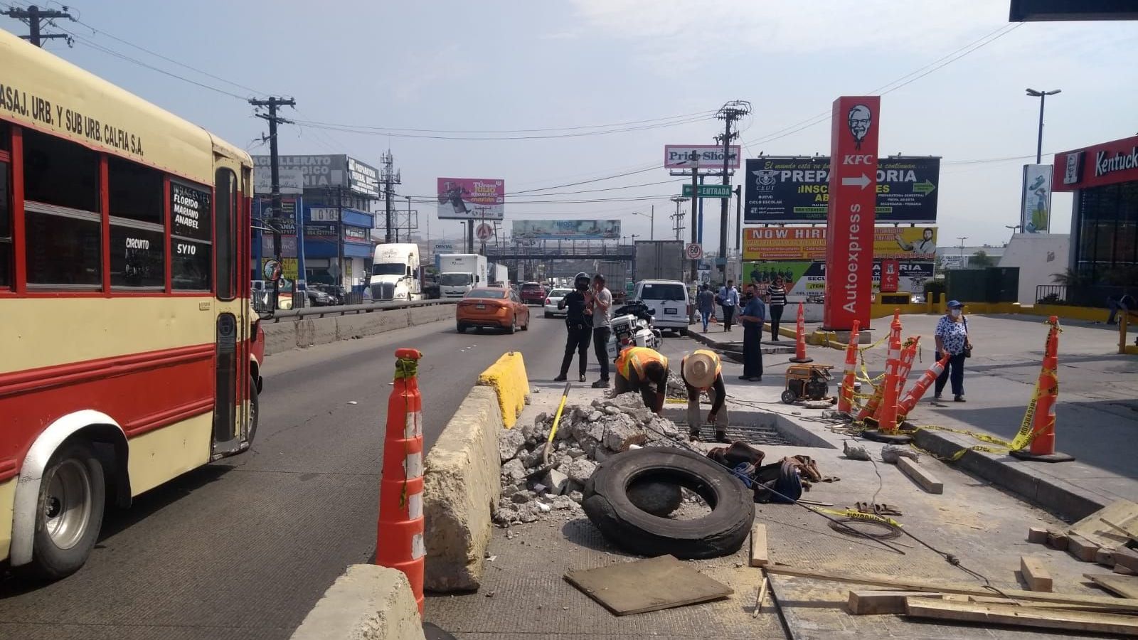 Congestionamiento vial en la Cinco y Diez por obra