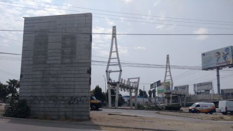 En el abandono, construcción de puente peatonal