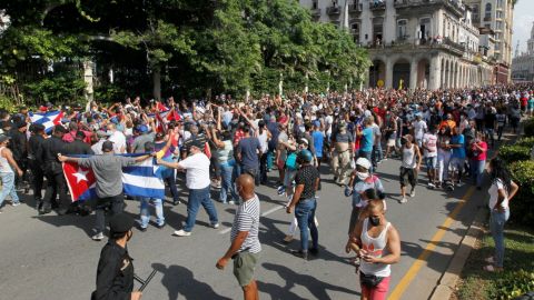 Muere un hombre durante protestas contra el gobierno en Cuba