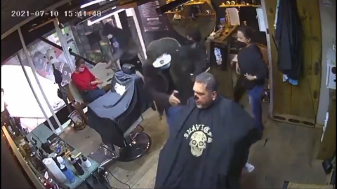 VIDEO: Captan violento asalto en barbería de Toluca